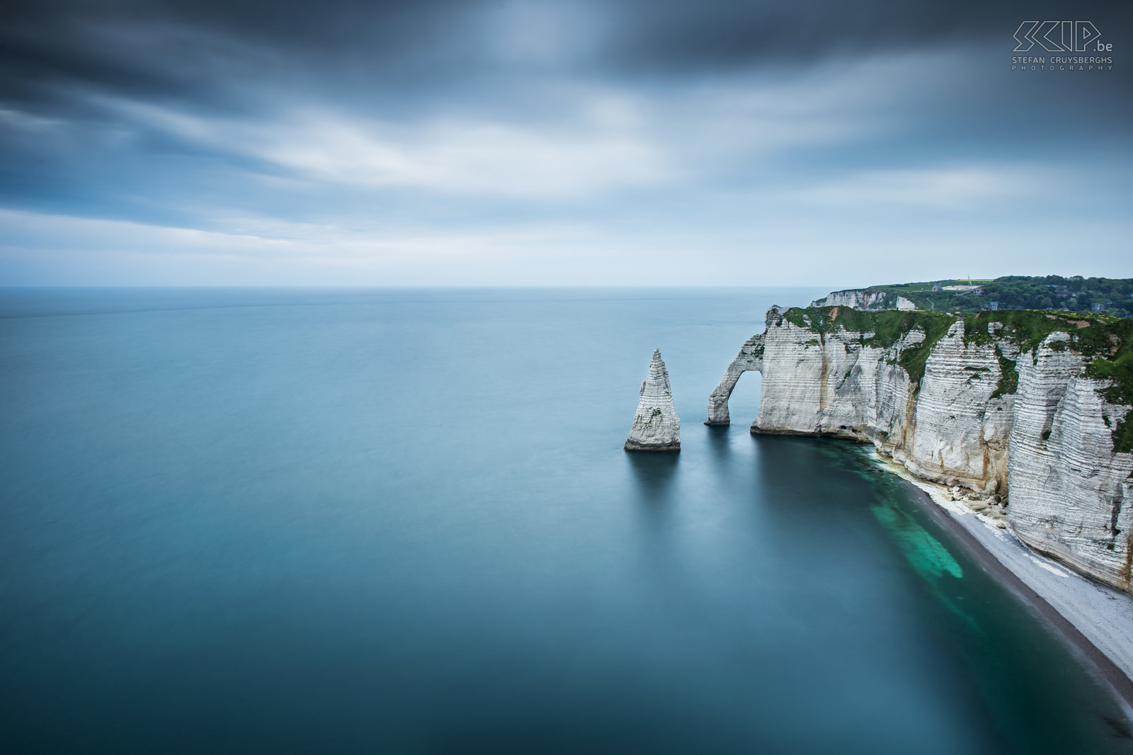 Kust Normandië en Nieuwpoort - Étretat Foto's van een fotografie weekendje aan de kust van Normandië met zijn indrukwekkende kliffen en pittoreske vuurtorens. Onze uitstap eindigde met een mooie zonsondergang en het blauwe uur in Nieuwpoort.<br />
<br />
De wondermooie witte kliffen, de boog en de naald in Étretat aan de kust van Haute-Normandie.<br />
 Stefan Cruysberghs